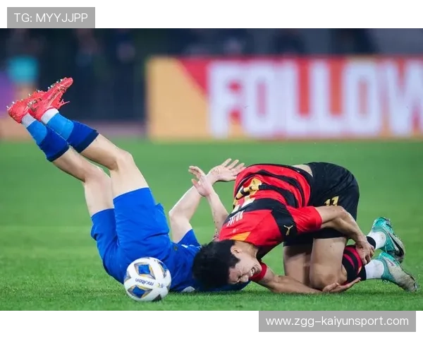 足球主裁摔倒被球员扶起